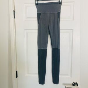 Beyond yoga women’s gray colorblock leggings tights